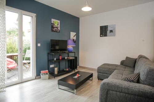 un salon avec un canapé et une table basse dans l'établissement Gite 1 - les Arômes, à Mittelwihr