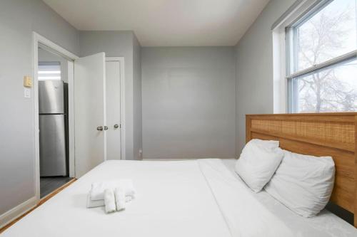 a bedroom with a large white bed with two towels at Sunny 2BR unit in Montreal in Montréal