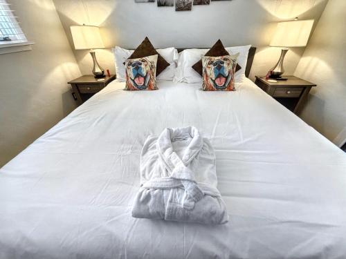 a towel sitting on top of a white bed at 826 Wilson Road in Highlands