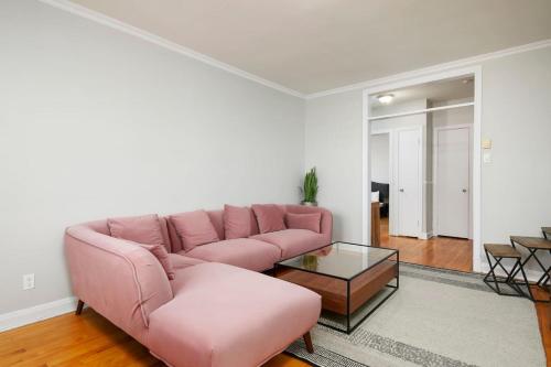 Fotografie z fotogalerie ubytování Beautiful 2BR on Walkley v Montrealu