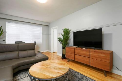 Fotografie z fotogalerie ubytování Contemporary 2BR Stylish Comfort on MTL West v Montrealu