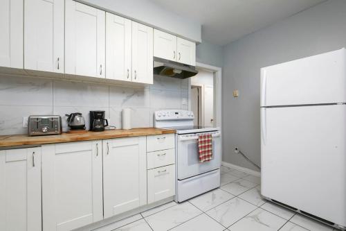 Kuchyň nebo kuchyňský kout v ubytování Contemporary 2BR Stylish Comfort on MTL West