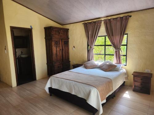 a bedroom with a large bed and a window at Finca QUINTA SAN JUAN in El Reposo
