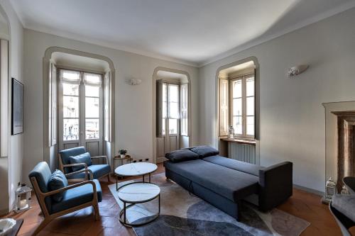a living room with a couch and a table at Casa Jaynie - Centro Domodossola in Domodossola
