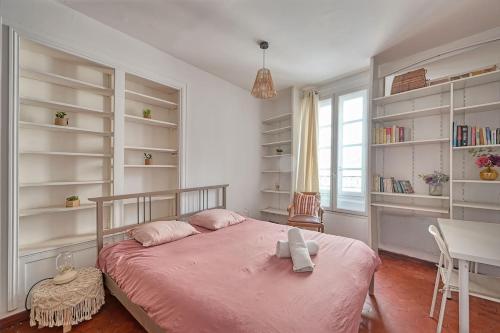 - une chambre dotée d'un lit avec des draps et des étagères roses dans l'établissement HenRi - 5 minutes de la Gare à pied - Climatisation - Wi Fi, à Avignon