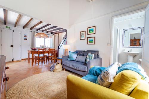 una sala de estar con un sofá y una mesa en GuestReady - Beachfront Casa da Praia, en Porto Formoso