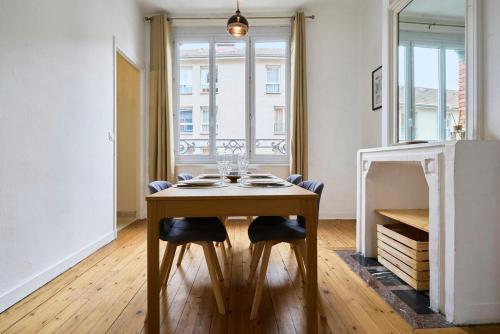 une salle à manger avec une table et des chaises en bois dans l'établissement Appart lumineux, 4P, balcon, proche marché, à Lille
