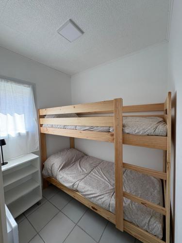 une chambre avec deux lits superposés dans une pièce dans l'établissement Appartement cosy à 200 m de la plage à pied, à La Londe-les-Maures