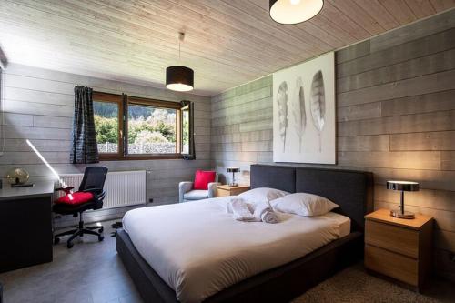 une chambre avec un lit, un bureau et une chaise dans l'établissement Chalet Zen - Sauna Hammam - Vue Mont-Blanc, à Chamonix-Mont-Blanc