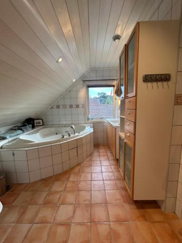a large bathroom with a tub and a sink at Sommerferie i skjærgårdsidyll på Langenes i Kristiansand in Kristiansand