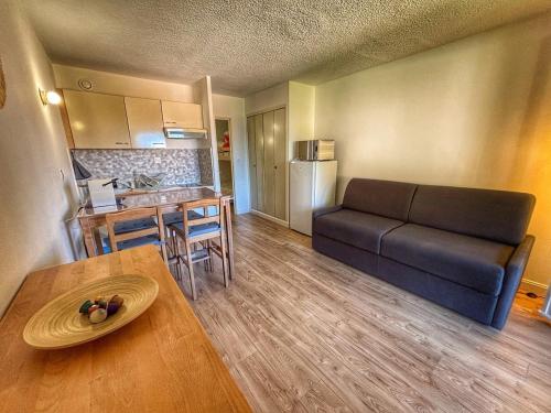 un salon avec un canapé et une table dans l'établissement Evasion en bord de mer - La Madrague, Saint-Cyr-sur-Mer, à La Madrague