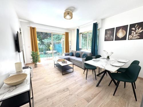 un salon avec une table et un canapé dans l'établissement CC G Le Jardin du Mont Rabeau, à Nice