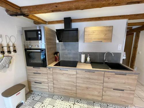 Kuchyň nebo kuchyňský kout v ubytování Gites des Mines d'Argent- Le Saint-Louis 5 personnes avec terrasse privative-Le Saint-Barthélemy 4 personnes