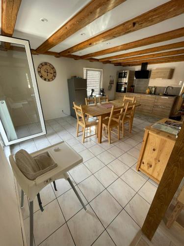 une cuisine et une salle à manger avec une table et des chaises dans l'établissement Gites des Mines d'Argent- Le Saint-Louis 5 personnes avec terrasse privative-Le Saint-Barthélemy 4 personnes, à Sainte-Marie-aux-Mines