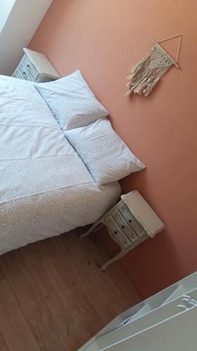 Postel nebo postele na pokoji v ubytování Gites des Mines d'Argent- Le Saint-Louis 5 personnes avec terrasse privative-Le Saint-Barthélemy 4 personnes