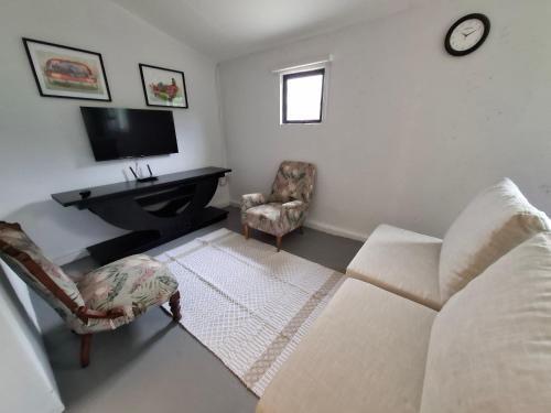 TV a/nebo společenská místnost v ubytování Aloe Arbour Self-catering cottages
