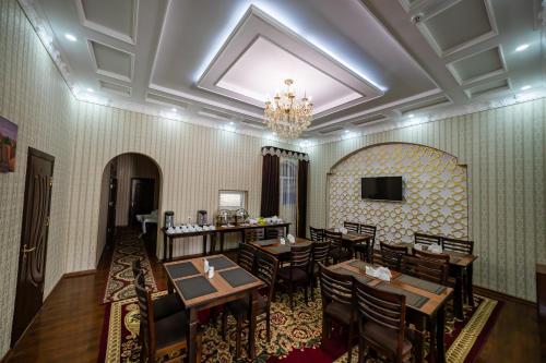 TV a/nebo společenská místnost v ubytování Muhtasham Hotel in Ichan Qala