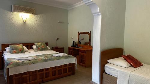 Una cama o camas en una habitación de Dalyan YUNUS HOTEL