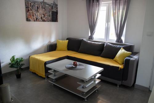 Ein Sitzbereich in der Unterkunft Apartmani Dejavu na Drini