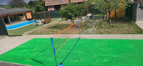 Kolam renang di atau dekat dengan Conac Tigveni Pool & Spa Retreat