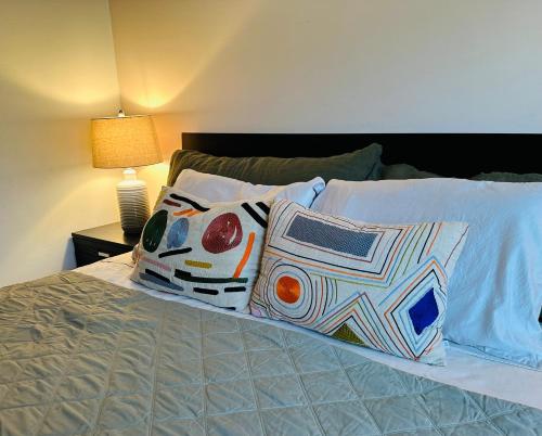 Katil atau katil-katil dalam bilik di Specious 2 bedroom in Pelican Key near the beach