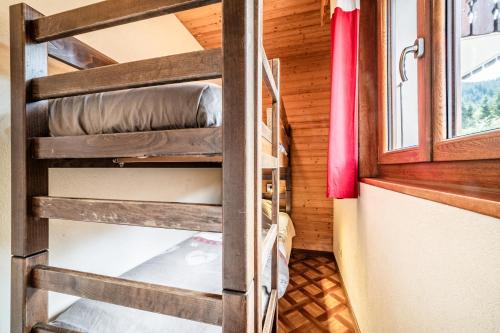 a small room with a bunk bed in a tiny house at La Flèche d'Or in Châtel