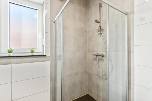 a bathroom with a shower with a glass door at Monteur Wohnung Kranenburg KL14 - Nähe Nijmegen in Kranenburg