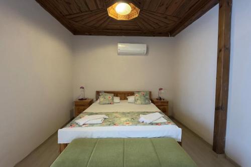 Una cama o camas en una habitación de Dalyan YUNUS HOTEL