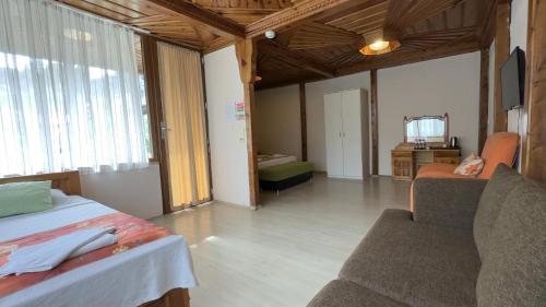 Una cama o camas en una habitación de Dalyan YUNUS HOTEL