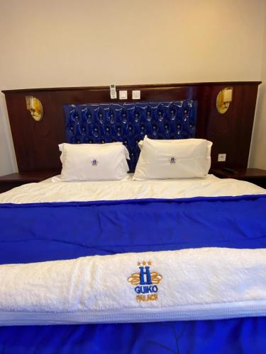 Postel nebo postele na pokoji v ubytování Guiko Palace Hôtel