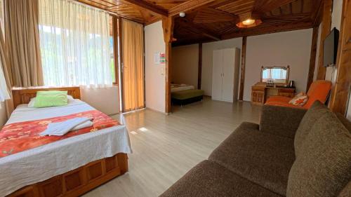 Una cama o camas en una habitación de Dalyan YUNUS HOTEL