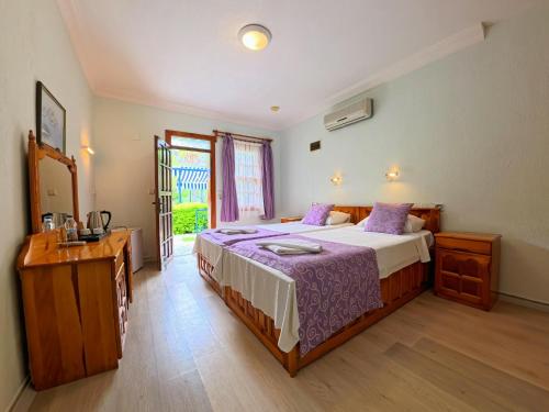 Una cama o camas en una habitación de Dalyan YUNUS HOTEL