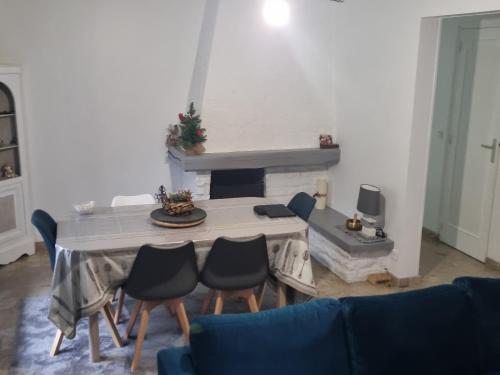 un salon avec une table et des chaises et une cheminée dans l'établissement Chambre à louer, à Sainte-Geneviève-des-Bois