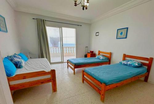 Postel nebo postele na pokoji v ubytování Beachfront Escape with Sea View apt10