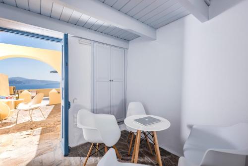 Uma área de estar em Horizon Aeifos Suites