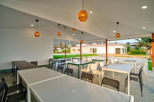 En restaurant eller et andet spisested på The Goa Beach Resort, Morjim