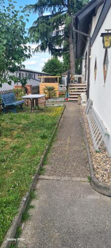 ヴァルドルフにあるDachgeschoss Wohnung mit Balkonのベンチ付き建物の横の歩道