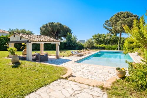 - une piscine dans une cour avec un kiosque dans l'établissement Magnifique Appartement - Mas Serens, à La Gaude