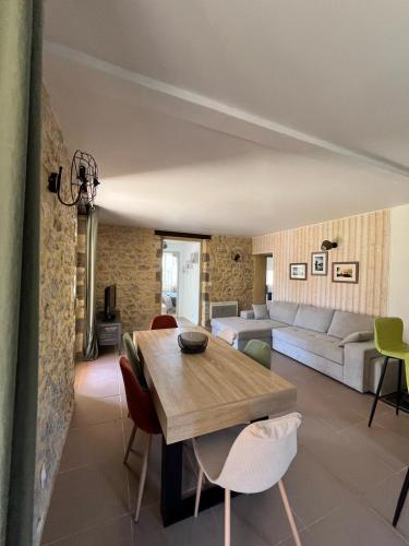 a living room with a table and a couch at La maison d'Alice in Sarlat-la-Canéda