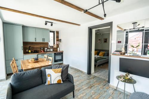 a living room with a couch and a table at Vila Blanc Valiug Crivaia in Văliug