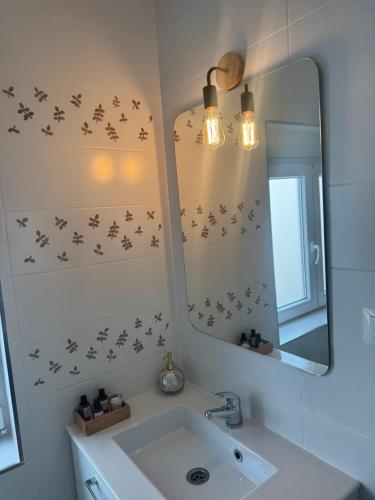 a bathroom with a sink and a mirror at Apartamento La Sabina in Reinosa