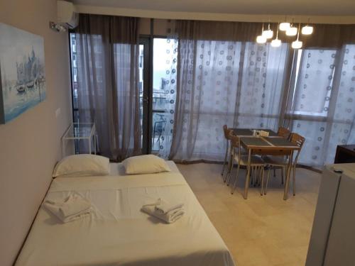 Ein Bett oder Betten in einem Zimmer der Unterkunft ORBI First Line APARTHOTEL