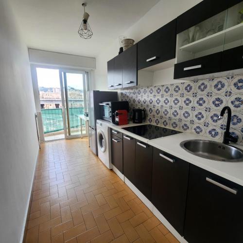 une cuisine avec un évier et un lave-vaisselle dans l'établissement Nice Centre - Plage, promenade des anglais, resto, vieille ville , tram tout à pied !, à Nice