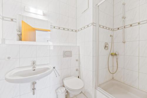 Ένα μπάνιο στο Haus 6 Nebringen Monteurzimmer für Handwerker und Teams - LS CrewComfort - weitere Unterkünfte vorhanden