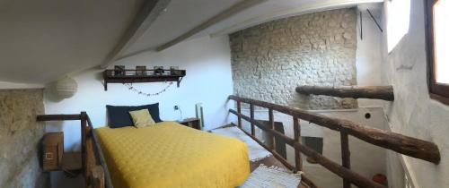 - une chambre avec un lit jaune dans l'établissement La Meillerie, cozy villagehouse, à Sanilhac-et-Sagriès
