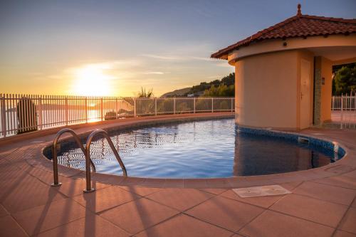 Superb Studio with incredible view and pool tesisinde veya buraya yakın yüzme havuzu