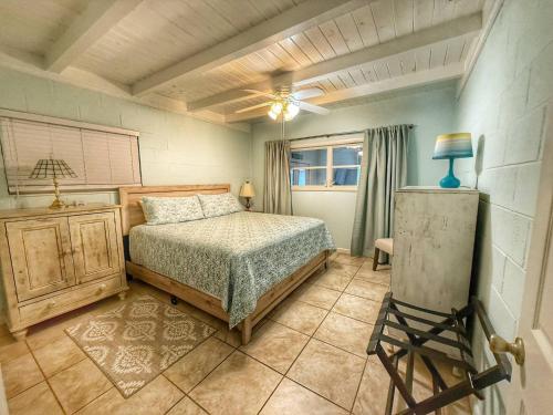 Postel nebo postele na pokoji v ubytování SandyToes B Beach bikes pool & Fun