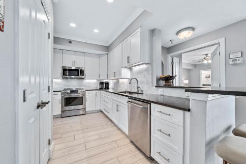 Köök või kööginurk majutusasutuses Beach Colony Tower Unit 18C