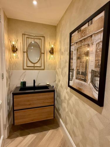 a bathroom with a sink and a mirror on the wall at Vakantiewoning Casa Bergen Home in Bergen