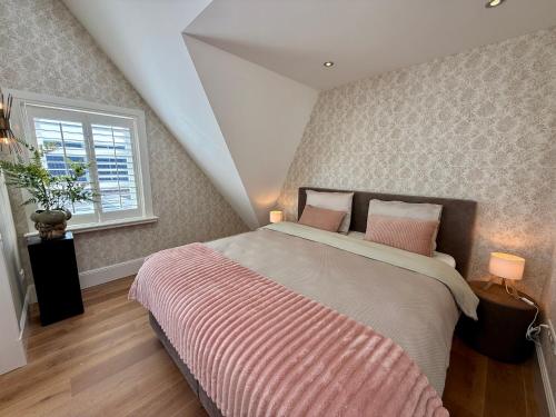 a bedroom with a large bed and a window at Vakantiewoning Casa Bergen Home in Bergen